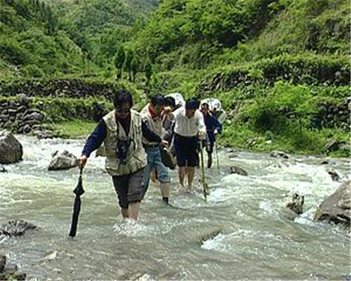 走进贫困山区