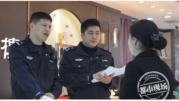 江西一女子珠宝店以旧换新“顺走”金手镯，最终是如何被警方抓获的？