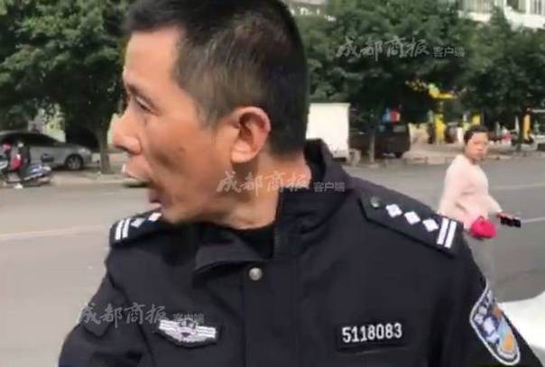 协警制止狱警违停 却被讽月薪两三千警号都没有