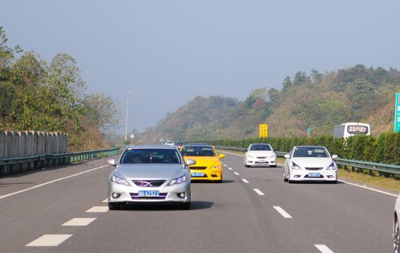 常熟一辆货车司机在2分钟内连续7次恶意变道别车，他会受到什么处罚？