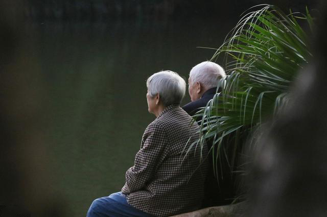 安徽宿州76岁老人为亡妻销户时崩溃大哭，你如何看待这件事？
