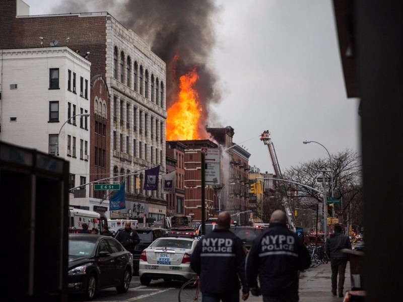 杭州万达广场沿街店铺发生爆燃，哪些原因可能引发爆燃现象？