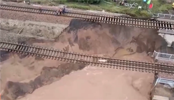 山西咸阳河溢出附近铁路线告急，本轮降雨为何会造成如此严重的后果？