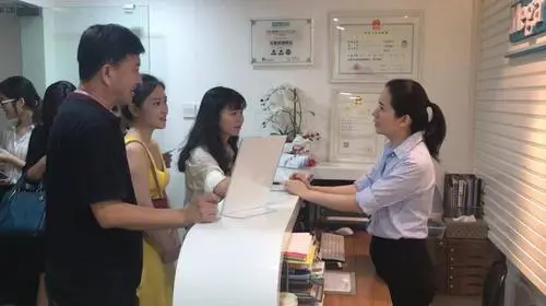 杭州一女子排了2小时队做核酸，最后到手两只烤鸡，这中间到底发生了什么？