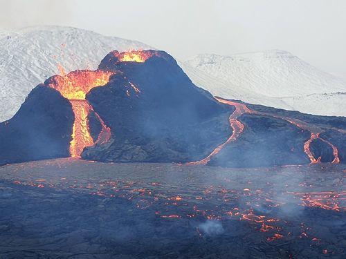 日本一海底火山喷发，喷烟高达7000米，导致火山喷发的主要因素有哪些？