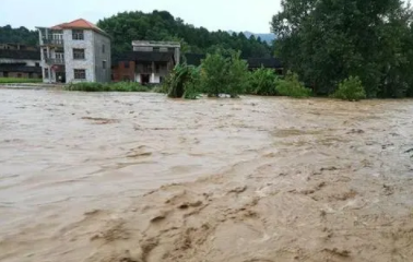 暴雨侵袭湖南吉首，多间民宿被冲走，当地采取了哪些救援措施？