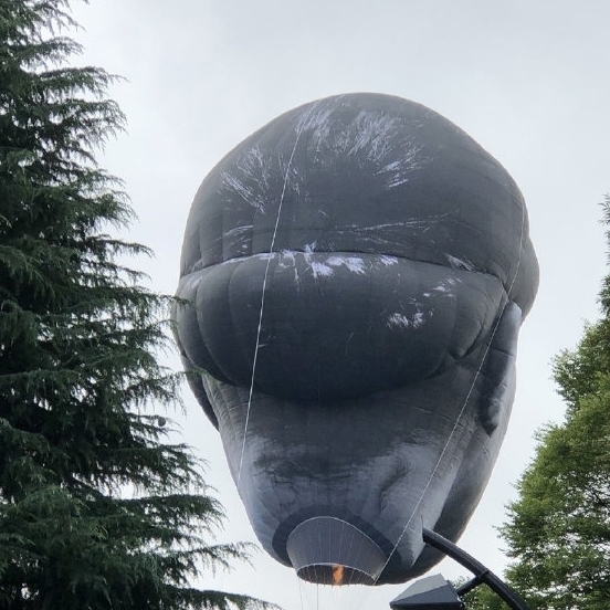 东京巨型人脸气球晚上还会发光，场面有多惊悚？
