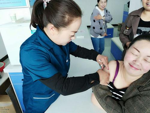 邯郸男子的手臂上纹着小宝宝，打疫苗时护士不忍心下手，网友对此有何表示？
