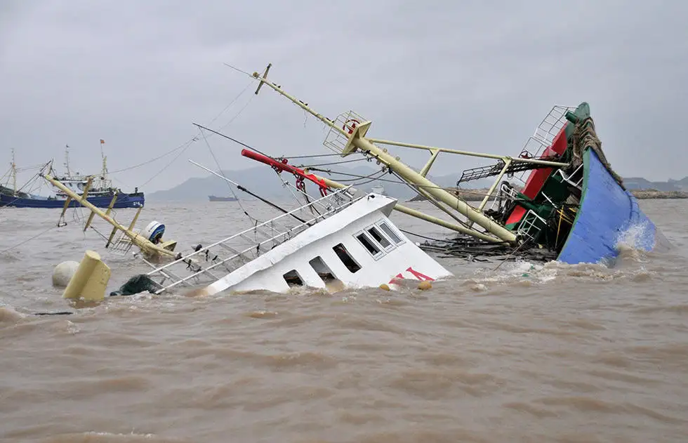 浙江宁波一休闲渔船侧翻16人落水，事故发生的原因是什么？