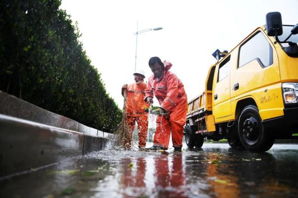 北京暴雨道路积水成海，多车被淹公交车厢进水，当地采取了哪些措施？