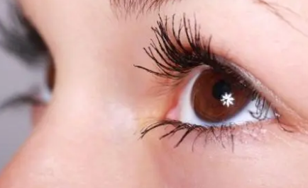 眼睛里面的眼膜好像起了小水泡，这是怎么回事？