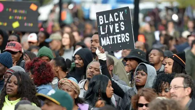 美国社会现在还歧视黑人吗？为什么？