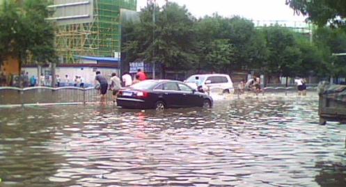 城市内涝积水没过车轮，安阳政府紧急发布公告，当地采取了哪些救援措施？