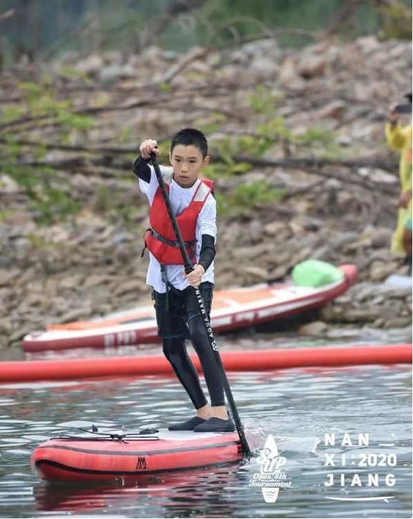 浙江温州12岁男孩划桨板救回2名落水者，事情经过是怎样的？