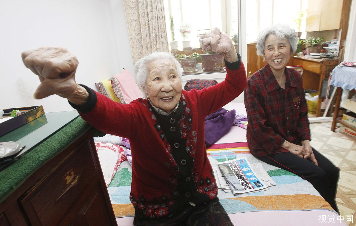 安徽一七旬儿子给打麻将的94岁母亲送饭，看到这一幕你有何感触？