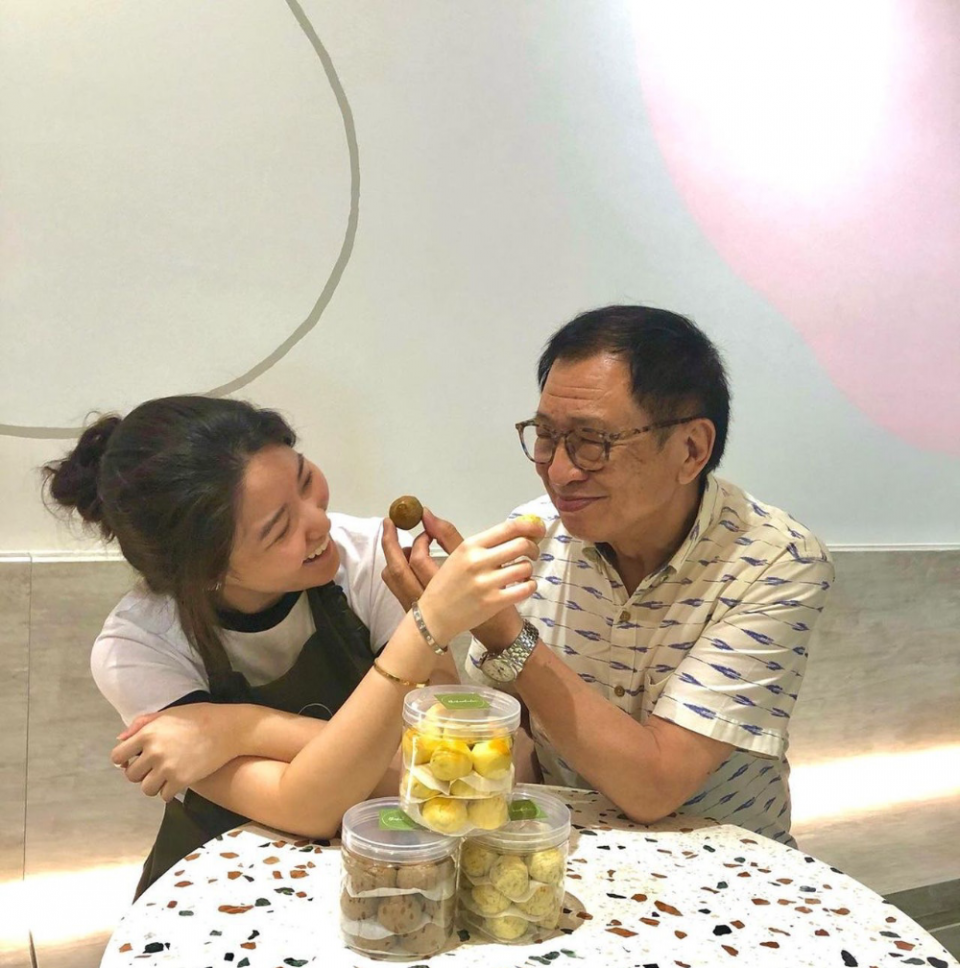 许绍雄宣布女儿订婚，24岁爱女被男友跪地求婚，他们之间是如何相识的？
