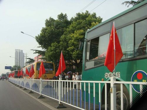 4万面五星红旗挂上武汉街头，现场究竟是何场面？