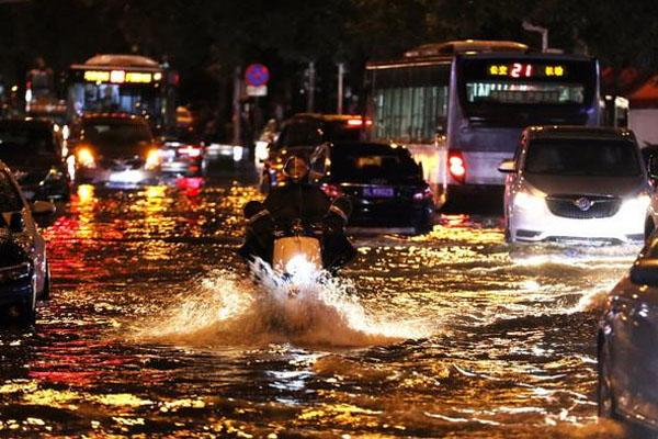 北京暴雨道路积水成海，多车被淹公交车厢进水，当地采取了哪些措施？