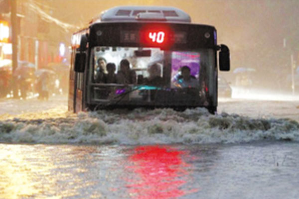 北京暴雨道路积水成海，多车被淹公交车厢进水，当地采取了哪些措施？