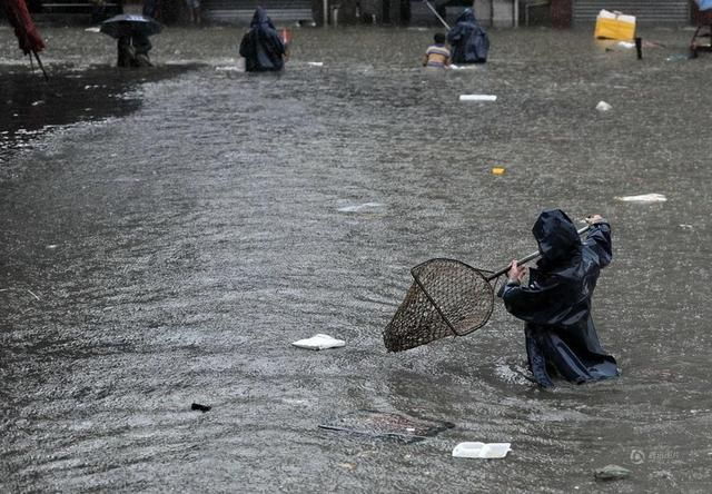 广西暴雨涨水后男子路边捞鱼，这种行为存在哪些安全隐患？