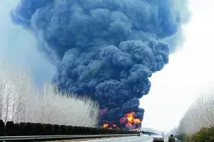 安徽金寨一高架两车追尾后起火，出现“蘑菇云”，救援工作进行的如何？