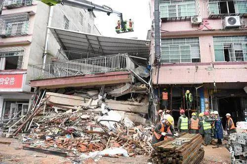 在长沙居民自建房倒塌事故中有9人被刑拘，这些人违反了哪些法律规定？