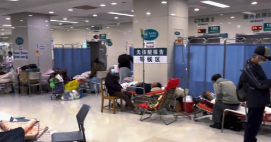 上海急诊实录：病患爆满拆凳子安置，这能分得清普通病患和新冠患者吗？