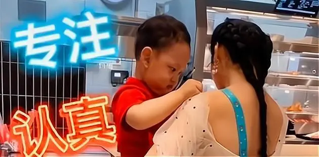 杭州一小区网红裸背拍照宝妈担心带坏孩子，小孩子到底会不会被影响？
