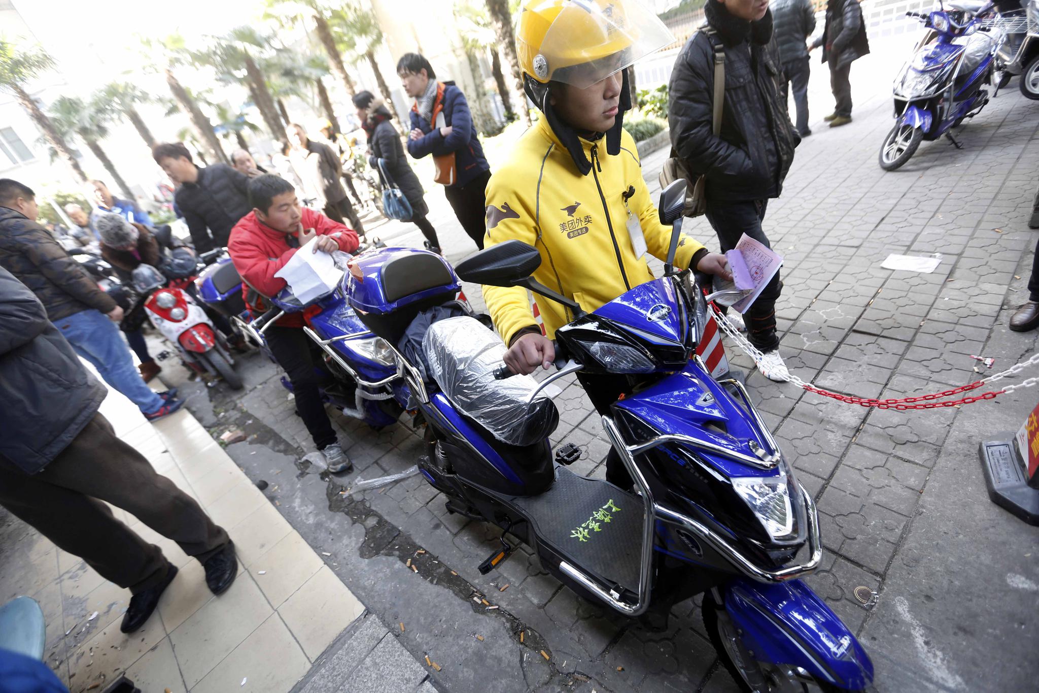 上海拟为快递外卖电动车发专用牌，此举的目的是什么？