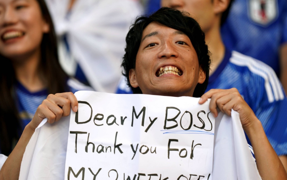 日本球迷举牌感谢老板批假看球，日本国内的足球氛围如何？