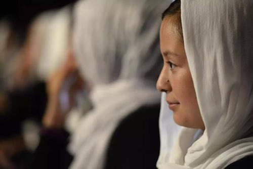 阿富汗禁止女学生在有男性场所唱歌，是出于什么目的？