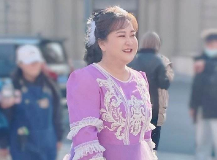 贾玲穿紫色公主裙录综艺被偶遇，贾玲是个平易近人的艺人吗？