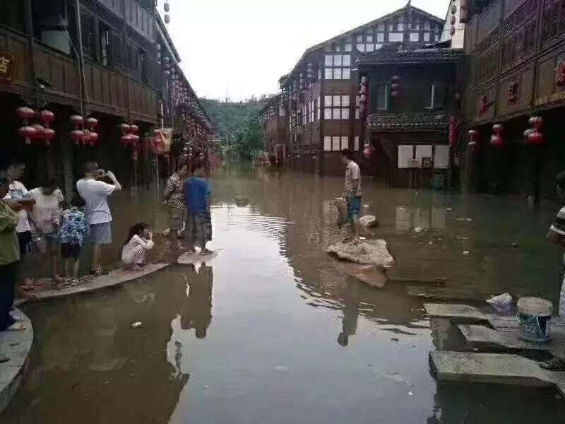 重庆洪崖洞商业街被淹，居民该如何生活？