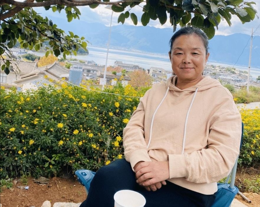 57岁自驾游阿姨欲送上千朵花给同龄女性，女性之间的互相鼓励有多动人？