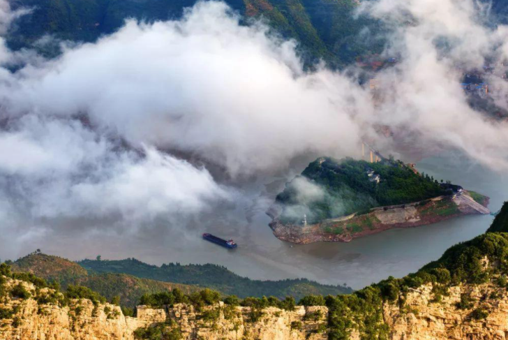 两岸猿声啼不住，轻舟已过万重山。翻译