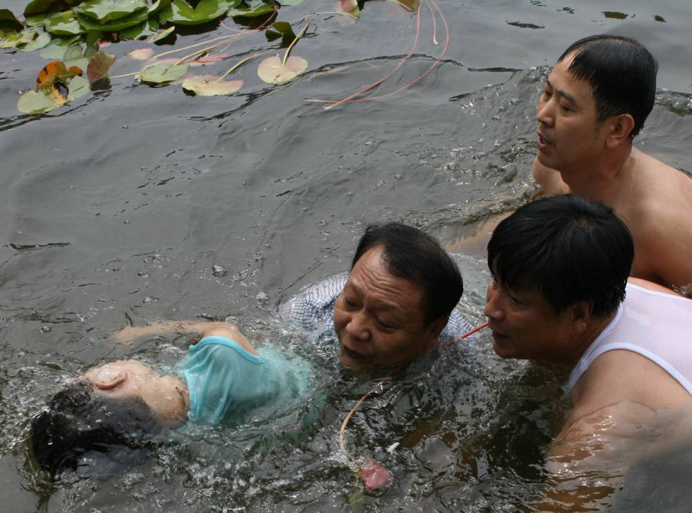 安徽一女孩在警察目视下溺水身亡，此警察需要负什么责任？