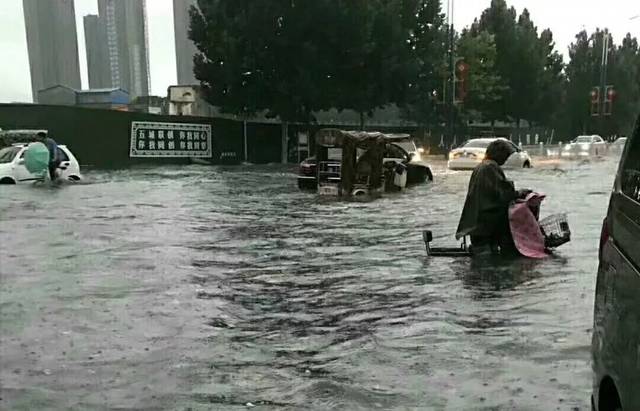 杭州暴雨突袭，开车如行船，这场暴雨还给当地带来了什么？