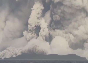 南太平洋海底火山喷出一座小岛，人类在上面生存是否有风险？